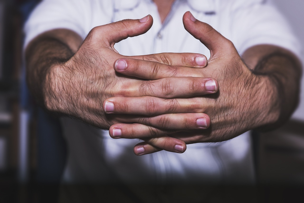 קנאקים באצבעות – מזיק לבריאות או לא?